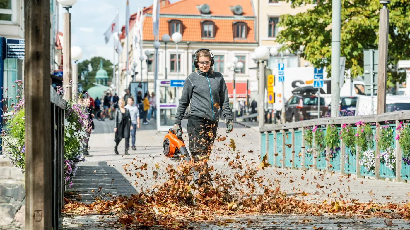 Husqvarna 525BX løvblåser i bruk på en gate. Produsentens pressefoto fra 2015.