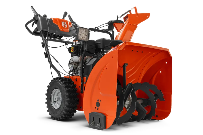 Husqvarna ST 224 bensindrevet snøfreser med hjul, mateskrue og utkaster.