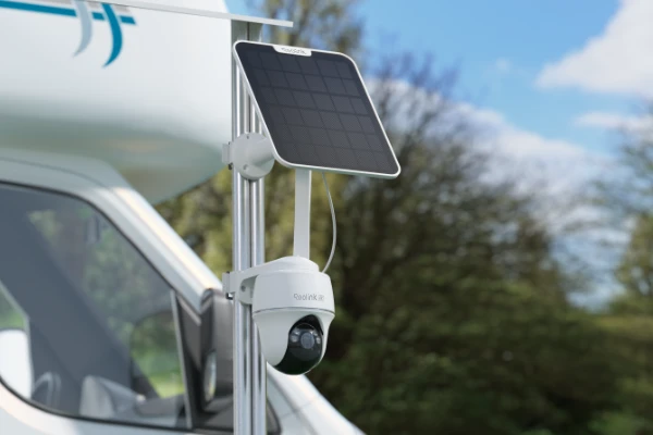 Reolink Go PT Ultra med solcellepanel, montert på en bobil i leverandørens bilde.