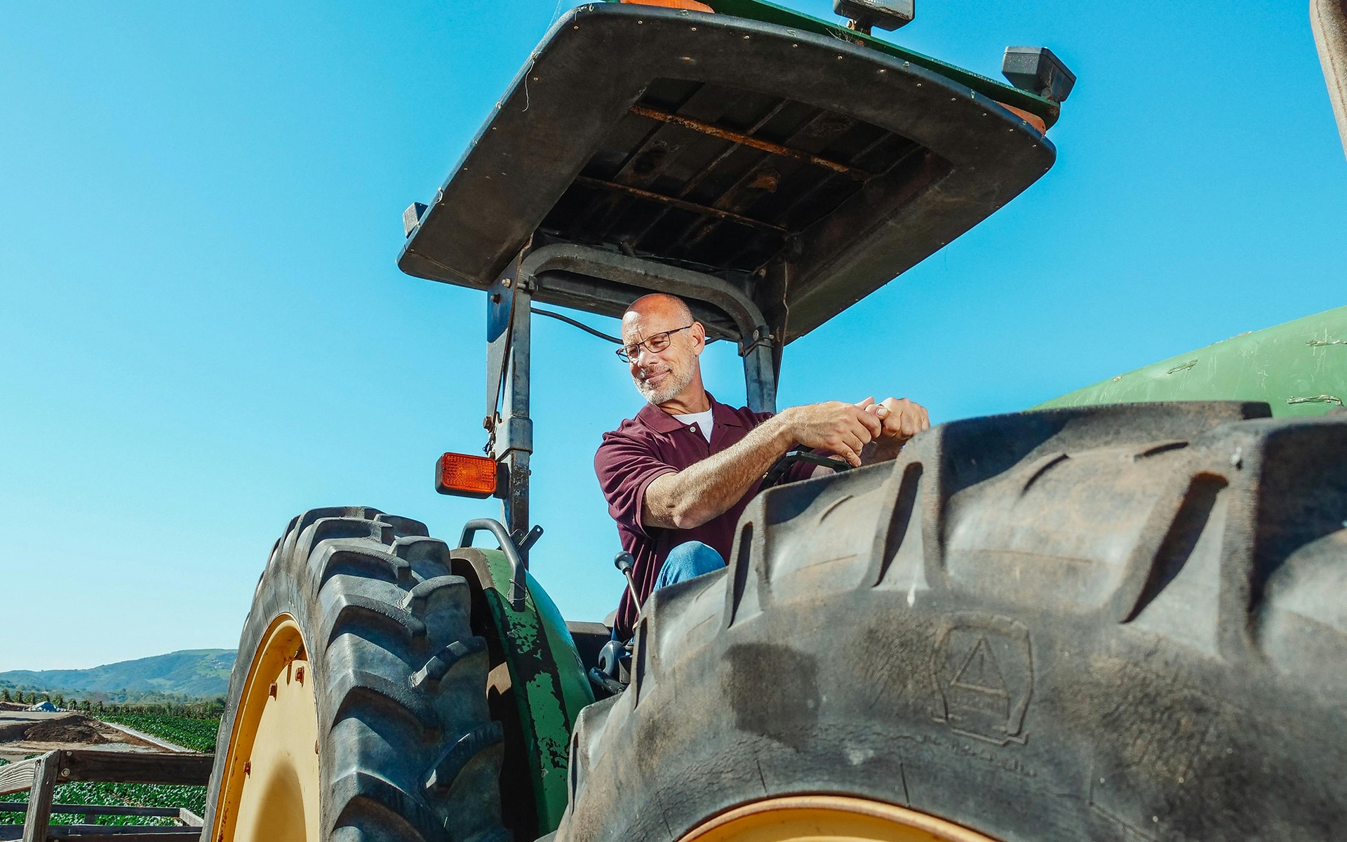 Bonde kjører traktor
